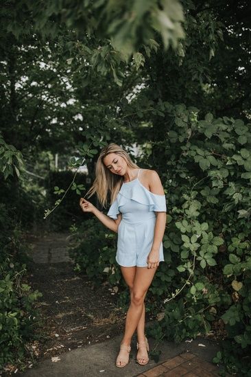 Blue romper & nude heel // Spring Style Under $50 Jumpsuit Poses, Romper Photoshoot, Garden Poses, Senior Outfits, Narcissa Malfoy, Senior Portraits Girl, Sitting Position, Poses Photography, Outdoor Photoshoot