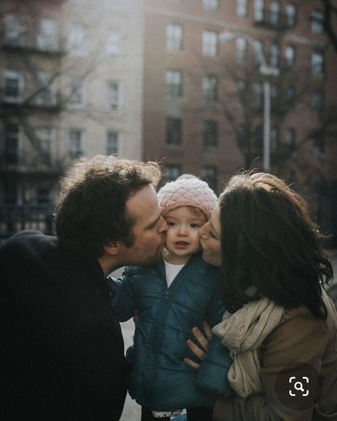 Nyc Family Photos, Nyc Family Photoshoot, Candid Family Photoshoot, Documentary Style Family Photography, Family City Photoshoot, Family Photos City, Family Documentary Photography, Photography Outfits Family, City Family Photoshoot