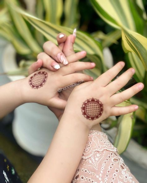 Simple Mehndi Designs For Kids, Leg Mehndi Design, Fingers Mehndi, Saree Pose, Child Hand, Leg Mehndi, Unique Mehndi, Legs Mehndi Design, Mehndi Designs For Kids