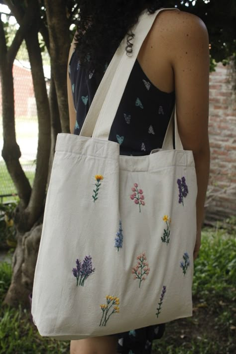 Tote bag, embroidery, flowers, handmade Tote Bag Embroidery, Bone Bordado, Tods Bag, Bag Embroidery, Simple Hand Embroidery Patterns, Diy Tote, Diy Bag Designs, Painted Tote, Embroidered Tote Bag