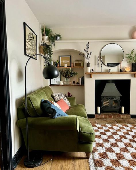 50 Inspiring Sage Green Living Room Ideas to Try Green Walls Living Room, Sage Green Living Room, Earthy Living Room, Snug Room, Green Oasis, Cosy Living Room, Small Living Room Decor, Style Deco, Living Room Green