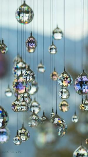 Photo Windchime Diy, Crystal Balls, Hanging Crystals, Beaded Curtains, Crystal Suncatchers, Diy Hanging, Prisms, Sun Catcher, Window Sill