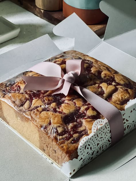 Marble Cake Packaging, Babka Packaging Ideas, Tea Cake Packaging Ideas, Cake Delivery Packaging, Cake Box Design Packaging Ideas, Cake Packing Ideas, Cake Slice Packaging, Doughnut Recipe Easy, Bake Sale Packaging