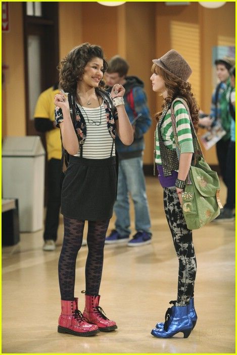 Zendaya And Bella Thorne, Hannah Montana Outfits, 2010 Outfits, Bella Thorne And Zendaya, Channel Outfits, Fashion 2000s, Zendaya Style, 2000s Clothes, Girl Fashion Style