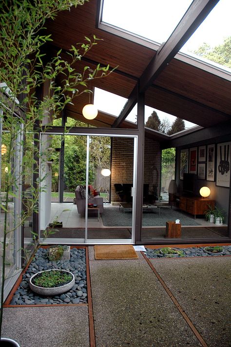 https://flic.kr/p/7ezBjq | Atrium | Central atrium, looking from the main entry door into the living room. These homes are all designed around this central atrium style, most of the rooms either have access to it, or look into it. Modern Courtyard, Eichler Homes, Mid Century Architecture, Glass Walls, Casa Exterior, Modern Landscaping, Mid Century Modern House, Mid Century House, Mid Century Modern Design