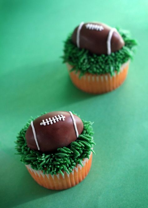 football truffles Rugby Cupcakes, Rugby Cake, Tailgate Treats, Football Cupcakes, Cupcakes Fondant, Football Snacks, Sport Cakes, Football Birthday Party, Football Cake