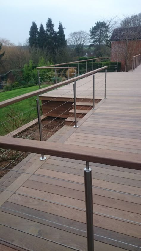 Deck Handrail, Patio Railing, Deck Railing Design, Decking Ideas, Cedar Cladding, Hardwood Decking, Railings Outdoor, Patio Deck Designs, Wooden Deck