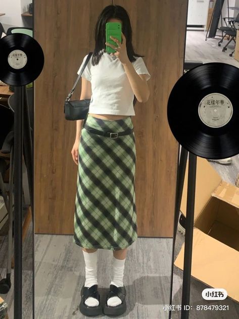 Long Plaid Skirt Outfit, University Wardrobe, Pose 28, Skirt Outfits Aesthetic, Long Plaid Skirt, Harajuku Grunge, Plaid Skirt Outfit, Skirt Aesthetic, Neat Casual Outfits