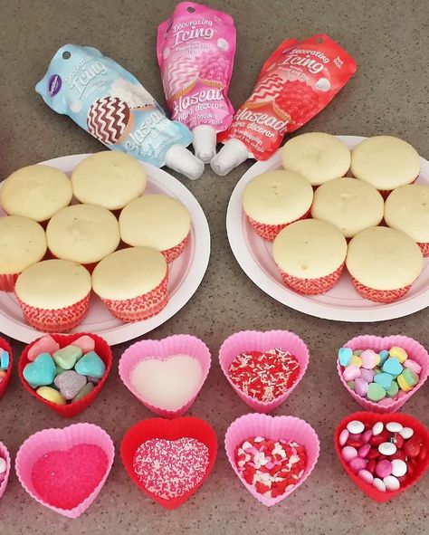 Cupcake decorating at a Valentine's Day party! See more party planning ideas at CatchMyParty.com! Kids Valentine Party, Valentines Party Food, Valentines Class Party, Kindergarten Valentines, Valentines Bricolage, Valentinstag Party, Galentines Party, Preschool Valentines, Party Planning Ideas