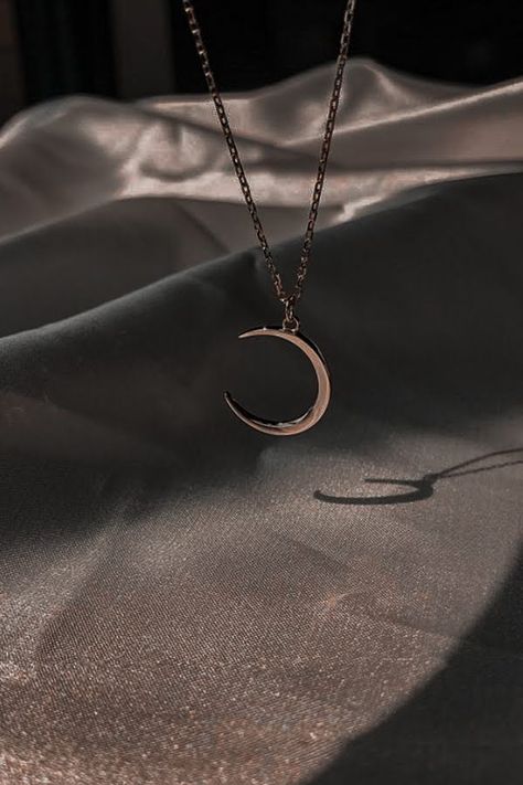 Aesthetic Pendent Necklace, Crescent Moon Necklace Aesthetic, Dark Academia Accessories Necklaces, Colar Aesthetic, Minimal Ornaments, Moon Necklace Aesthetic, Colares Aesthetic, Dark Academia Accessories, Dark Academia Jewelry