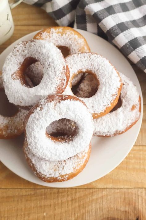 Powdered Sugar Biscuit Donuts - Hispana Global Biscuit Breakfast Recipes, Homemade Doughnut Recipe, Make Powdered Sugar, Biscuit Breakfast, Canned Biscuit, Biscuit Donuts, Donut Calories, Sugar Biscuits, Easy Donuts