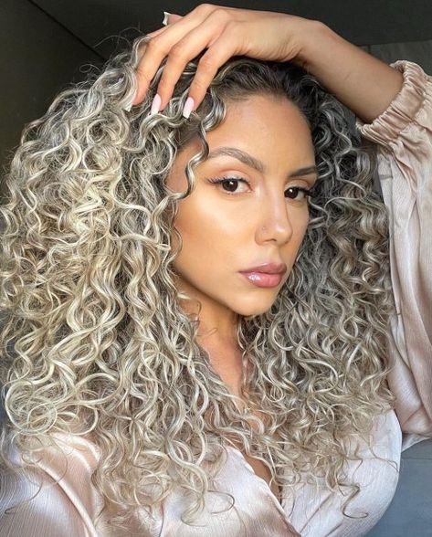 Long Layered Platinum Blonde Curl with Black Roots Ash Blonde Curly Hair, Curly Blonde Hairstyles, Curly Hair Looks, Blonde Curly Bob, Long Blonde Curly Hair, Caramel Blonde Hair, Hair With Dark Roots, Platinum Blonde Balayage, Blonde Highlights On Dark Hair