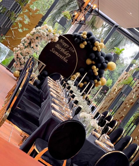 Candle Centerpieces Birthday, Centerpiece Birthday Party, African Wedding Theme, Creative Birthday Party Ideas, 40th Party Ideas, Outdoor Wedding Tables, Centerpiece Birthday, Gatsby Birthday Party, Black And Gold Party Decorations