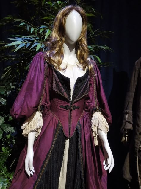 Elizabeth Swann Pirates of the Caribbean Curse of the Black Pearl dress Elizabeth Swann Dress, Elizabeth Swann Costume, Elisabeth Swan, Elizabeth Swan, Caribbean Outfits, Curse Of The Black Pearl, Pirate Dress, Elizabeth Swann, Film Costumes