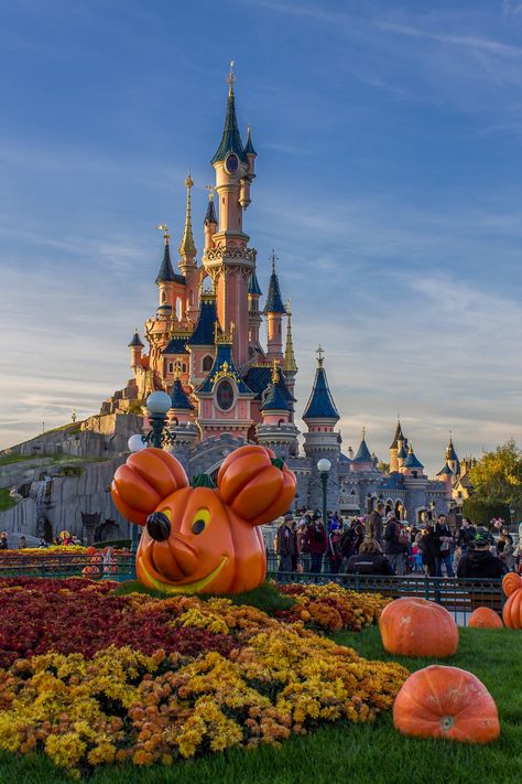 Disney Paris Halloween, Disneyland Paris October, Disney In Fall, Disneyland Paris Aesthetic, Disneyland Paris Halloween, Disneyland Fall, Disneyland October, Halloween At Disneyland, October Moodboard