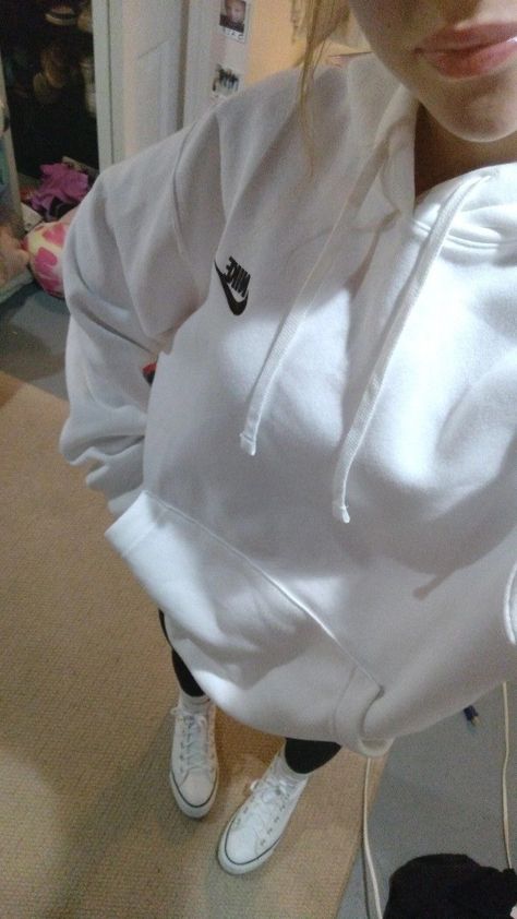 Aesthetic Nike Hoodie, Nike Women Hoodie, Nike Hoodies White, Nike Jumper Aesthetic, Nike Black Hoodie Outfit, White Nike Hoodie Outfit, Nike Girl Aesthetic, Nike Hoodie Outfit Women, Black Nike Hoodie Outfit