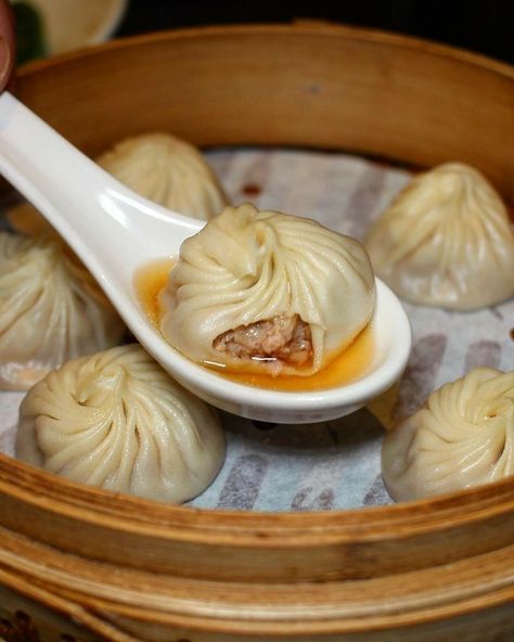 Soup Dumplings, Asian Street Food, Healthy Food Motivation, Dim Sum, Food Obsession, Food Illustrations, Pretty Food, Food Cravings, I Love Food