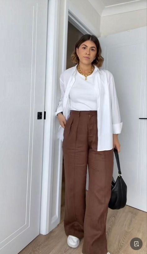 Tailored Pants Street Style, Espresso Pants Outfit, Dissh Outfits, Brown Palazzo Pants Outfit, Brown Pants Outfit Summer, Brown Trousers Outfit, Casual Neutral Outfits, Chic Outfits Edgy, Brown Pants Outfit