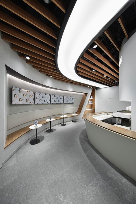 The excitement of driving will be brought to the streets of Tokyo with the re-opening of the Nissan Experience Center at the Ginza Crossing this fall.  Sync... Wall Ceiling Design, Parametric Ceiling, Coffee Showroom, Wooden Feature Wall, Ceiling Interior, Ceiling Feature, Streets Of Tokyo, Stretch Ceiling, Corporate Interior Design