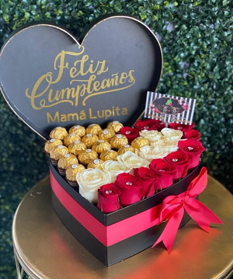 Valentine’s Day Flower Arrangements, Flower Box Arrangements, Touch Gifts, Box Of Roses, San Valentín Ideas, Candy Gifts Diy, Diy Flower Arrangements, Candy Bouquet Diy, Diy Bouquet Wrap