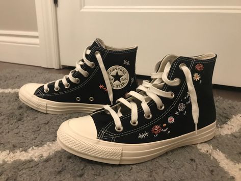 Cute high top converse shoes with flowers! #converse #flowers #conversestyle #shoes #embroidery Converse Black Embroidery, Black Converse With Flowers, Converse Flower Embroidery, Converse With Flowers, Converse Flowers, Flower Converse, Converse Heels, Shoes With Flowers, Converse Embroidery