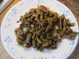 Vickie's Kitchen and Garden: How to Cook Dehydrated Green Beans (Shuck Beans) Dehydrated Green Beans, Preserving Green Beans, Appalachian Recipes, Green Bean Recipes, Dehydrated Food, Dehydrator Recipes, Frugal Tips, Vegetable Sides, Bean Recipes