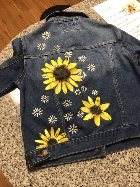 Painting Jean Jacket Ideas, Tassels Fashion Clothing, Diy Denim Jacket, Painted Clothes Diy, Hand Painted Denim Jacket, Fabric Painting On Clothes, Hand Painted Clothing, Denim Art, Painted Denim Jacket