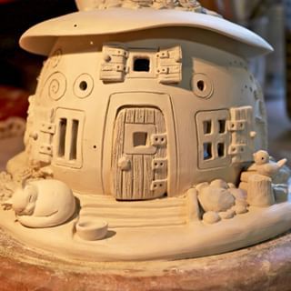 🐝 HONIGLICHT - Germany (@honiglicht) • Instagram photos and videos Clay House, Clay Fairy House, Fairy House Diy, Pottery Houses, Fairy Home, Fairy Garden Crafts, German Ceramics, Air Dry Clay Projects, Clay Fairies