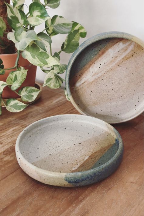 Ceramic Pottery Plates Handmade, Pottery Ideas Wheel Thrown Plates, Matt Glaze Ceramics, Speckle Clay Pottery, Stoneware Pottery Handmade, Ceramic Place Settings, Ceramic Plate Glazing Ideas, Ceramic Pottery Plates, Handmade Pottery Ideas Simple