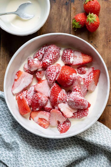 Berries With Cream, Berries And Cream Aesthetic, Strawberries And Cream Aesthetic, Strawberry Meals, Berries And Cream Dessert, Baking Aesthetic Recipes, Fruit With Cream, Breakfast With Strawberries, Berries And Cream Recipe