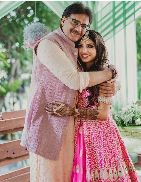 Bride With Mom Photos Indian, Poses With Father And Daughter, Wedding Photo Ideas With Parents, Father And Daughter Photoshoot Ideas, Father Daughter Photoshoot Ideas, Father Daughter Photos Indian, Father Daughter Wedding Photos, Mehedi Poses, Father Daughter Pics