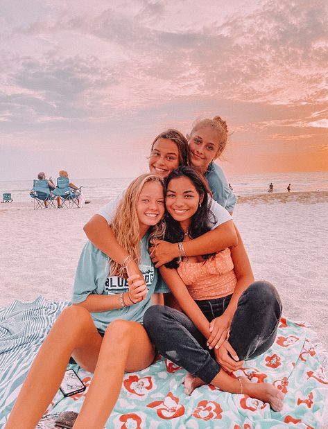 Sorority Poses, Group Picture Poses, Sisters Photoshoot Poses, Bff Poses, Friendship Photoshoot, Friend Pictures Poses, Best Friend Photography, Best Friend Poses, Best Friend Photoshoot