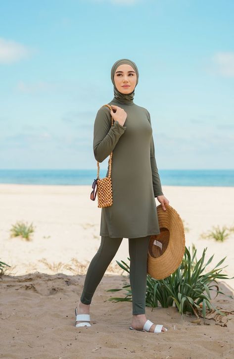 Hijab Swimming Outfit, Beach Hijab Outfit Ideas, Burkini Swimsuit, Muslim Swimwear, Islamic Fashion Dresses, Modest Activewear, Girls Fashion Tops, Cute Sweatpants Outfit, Fall Fashion Coats