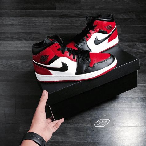 Air Jordan 1 Mid Chicago - Black Toe (GS) Check more at https://kingshooz.com/product/air-jordan-1-mid-chicago-black-toe-gs/ Air Jordans Shoes, Jordan 1 Mid Chicago Black Toe, Air Jordan 1 Mid Chicago, Jordan 1 Mid Chicago, Jordan Off White, Nike Air Force 1 Custom, Jordans Shoes, Nike Air Jordan Shoes, Brand Sneakers