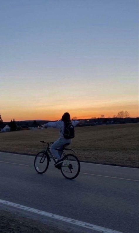 Bicycle Aesthetic, Vacation Outfits Women, Bike Aesthetic, Bike Photography, Beautiful Scenery Pictures, My Fantasy World, Cool Pictures Of Nature, Summer Feeling, Winter Aesthetic