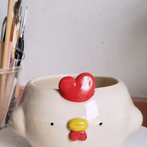 Beginner Pinch Pot Ideas, Chicken Pinch Pot, Pinchpot Clay Ideas, Clay Animal Bowl, Clay Pinch Pot Ideas Animals, Easy Slab Pottery, Animal Pinch Pot Ideas, Pinch Pot Sculptures, Pinchpots Ceramics Ideas