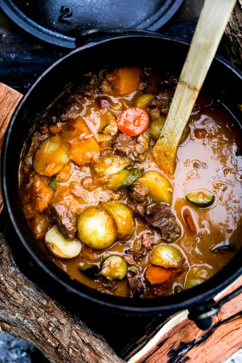 Melt-in-Your-Mouth Beef Potjie Recipe - Just Easy Recipes Beef Potjiekos Recipes South Africa, Bees Potjiekos, Potjie Recipes South Africa, Beef Potjie Recipes South Africa, Lamb Potjie South Africa, Potjiekos Recipes South Africa, Potjie Recipes, Potjie Pot, Xmas Foods