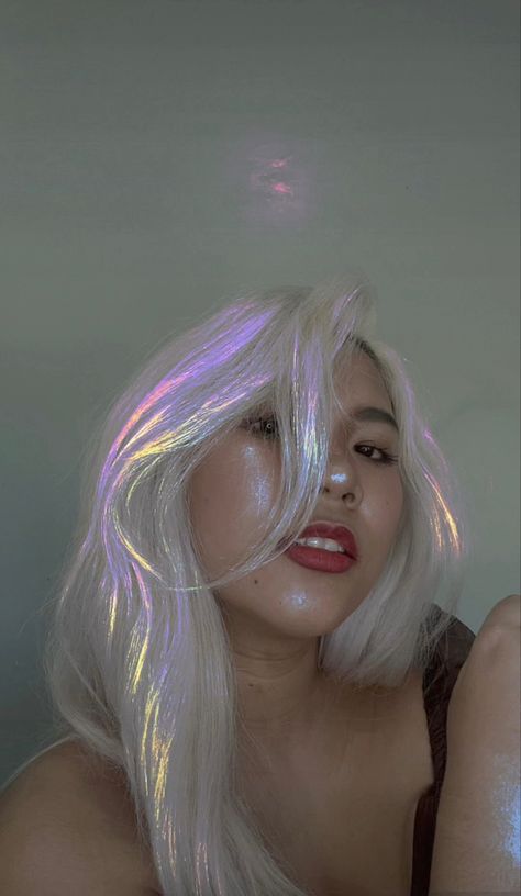 Hair that looks like a siren hair Moonstone Hair Color, Pearlescent Aesthetic, Opalescent Hair, Pearl Hair Color, Opal Hair Color, Pearlescent Hair, Moonstone Hair, Siren Hair, Druid Dnd