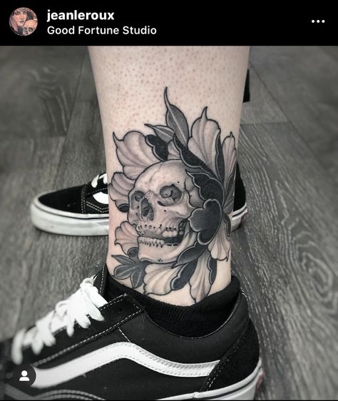 Ideas Of March, Skull Tattoo Flowers, Tattoos Inspiration, Chest Piece Tattoos, London Tattoo, Spooky Tattoos, Floral Tattoo Design, Top Tattoos, Tattoo Illustration