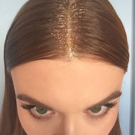 Holland Roden - Holland took note of one of the biggest festival hair trend this year and will stand out from the crowd tonight in glitter roots. Glitter Roots Hair, Festival Hair Trends, Noriker Horse, Glitter Roots, New Year Hairstyle, 5 Minute Hairstyles, Easy Hairdos, Holland Roden, Prom Hairstyles For Short Hair