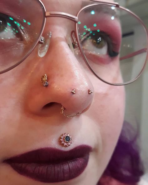 Forward Facing Nostril Piercing, Forward Nostril Piercing, Mantis Piercing, Septum Stack, All Piercings, Cool Looking People, Pretty Piercings, Nostril Piercing, Cool Piercings