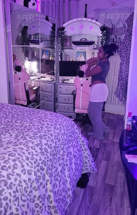 Sassy Bedroom Ideas, Girly Purple Bedroom, Y2k Girly Room, Small Y2k Bedroom, 2000 Bedroom Aesthetic, Juicy Couture Room Aesthetic, Room Ideas Y2k Baddie, Maddy Perez Bedroom, Bratz Bedroom Aesthetic