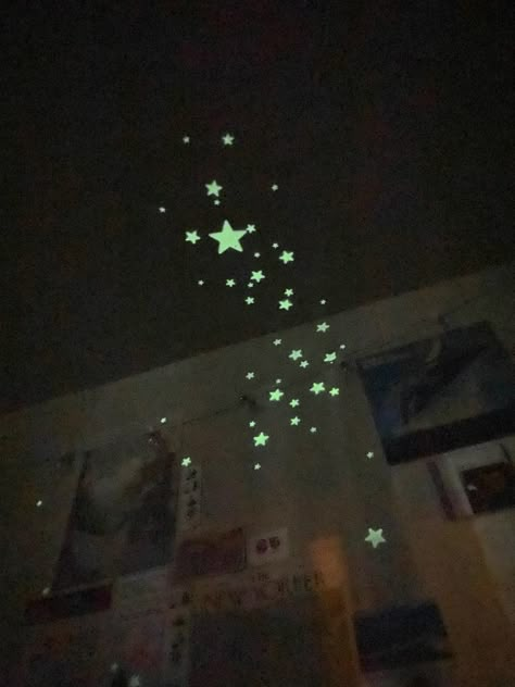 Room With Stars Ceiling, Night Sky Room Decor, Glow In The Dark Stars Aesthetic Room, Light Fixtures Aesthetic, Stars On Ceiling Aesthetic, Star Aesthetic Bedroom, Glow In The Dark Stars On Ceiling Ideas, Bedroom Ideas Stars, Sky Room Aesthetic