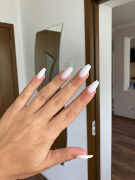 White Clean Nails, Glossy White Nails, Milky Way Nails, White Nails Coffin, Milky White Nails, White Gel Nails, Spring Break Nails, Romantic Nails, Broken Nails