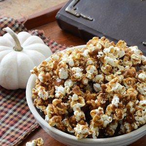 Butterbeer Popcorn {Inspired by Harry Potter} Butterbeer Popcorn, Homemade Butterbeer, Literary Decor, Butterbeer Recipe, Harry Potter Food, Movie Snacks, Yule Ball, Sleepover Food, 30th Bday