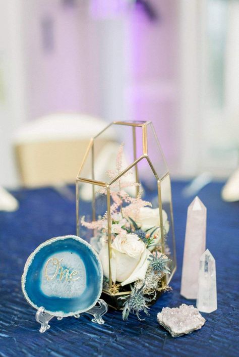 Wedding Centerpieces With Crystals, Crystal Table Centerpieces, Crystal Wedding Aesthetic, Wedding Crystal Centerpieces, Crystals Centerpieces Wedding, Crystal Wedding Decorations Centerpieces, Gem Wedding Theme, Gemstone Table Decor, Crystal Theme Wedding