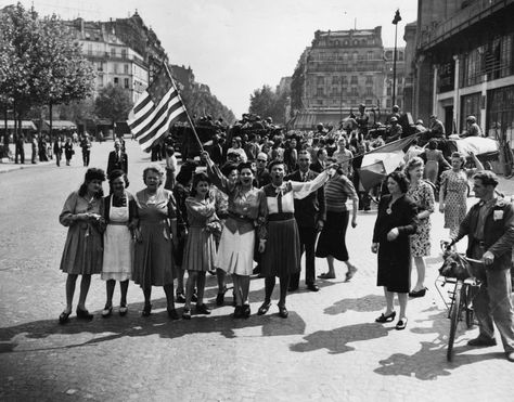 After four years of German occupation, the French greeted the US soldiers in Paris, 1944 Liberation Of Paris, Battle Of Normandy, French Resistance, American In Paris, French Clothing, Liberation Day, An American In Paris, D Day Landings, Greatest Generation