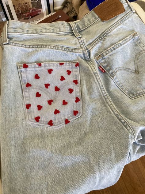 Embroidery Jeans Diy, Clothes Embroidery Diy, Simple Hand Embroidery Patterns, Patchwork Clothes, Embroidery Hearts, Diy Embroidery Patterns, Diy Fashion Clothing, Denim Crafts, Embroidery On Clothes