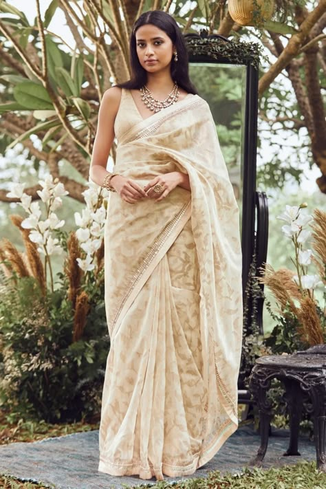 #GetTheLook: Decoding Rhea Kapoor’s Wedding Look Modest Saree, Golden Tissue Saree, Saree Day, Saree Aesthetics, Jewelry Pairing, Saree Farewell, Diwali Shoot, Saree Aesthetic, Christian Bridal Saree