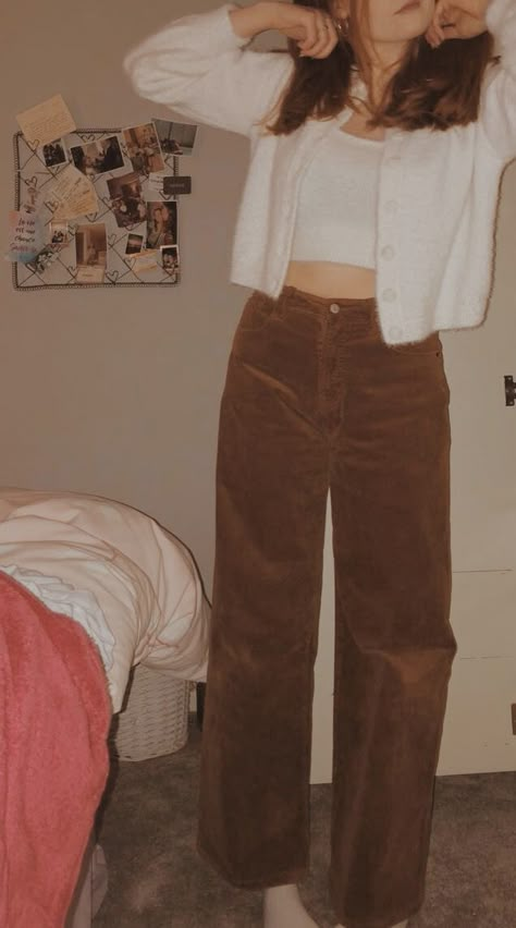 Courdory Pants Outfits Aesthetic, Loose Corduroy Pants Outfit, Brown Velour Pants Outfit, Low Rise Corduroy Pants Outfit, Brown Courdory Jeans Outfits, Brown Coudroy Pants Outfit, Courdroy Pants Outfit, How To Style Brown Corduroy Pants, Light Brown Corduroy Pants Outfit